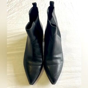 Selling￼ Marc Fisher ankle boots.women’s size US 8.$39 or best ￼offer